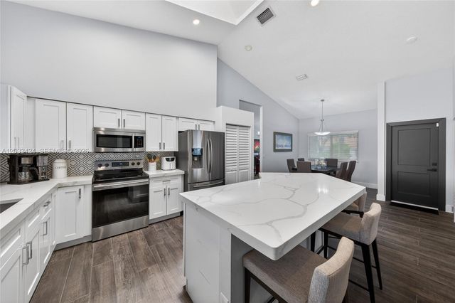 10761 NW 5th St, Plantation, FL 33324