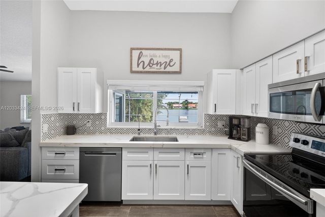 10761 NW 5th St, Plantation, FL 33324