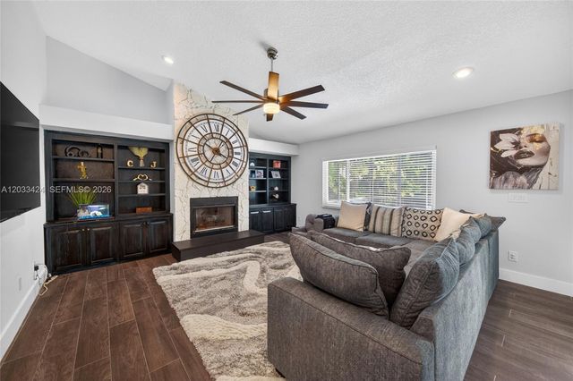 10761 NW 5th St, Plantation, FL 33324