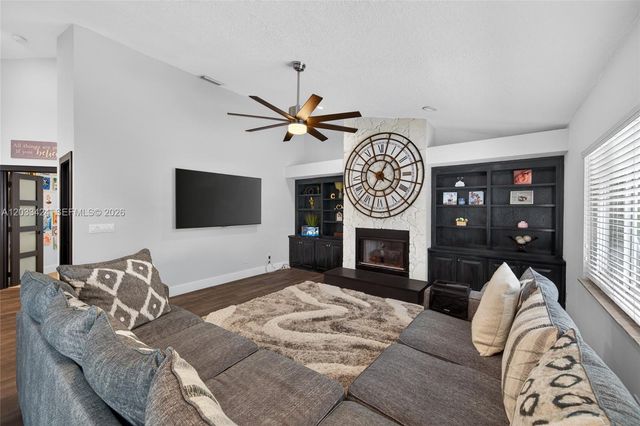 10761 NW 5th St, Plantation, FL 33324