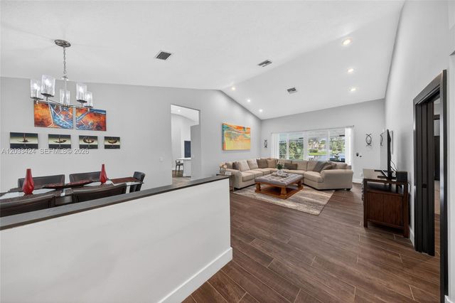 10761 NW 5th St, Plantation, FL 33324