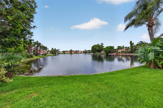 10761 NW 5th St, Plantation, FL 33324