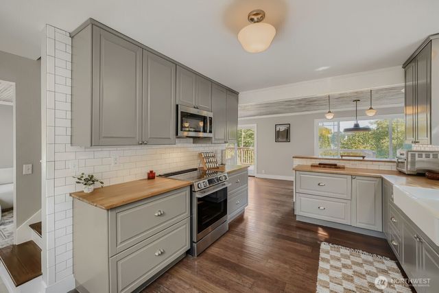 9744 49th Avenue S, Seattle, WA 98118