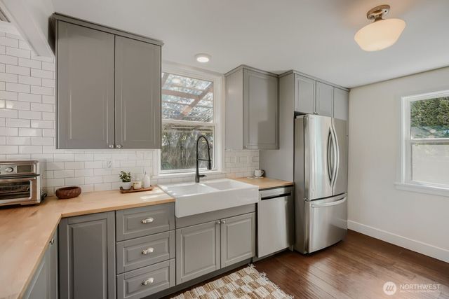 9744 49th Avenue S, Seattle, WA 98118