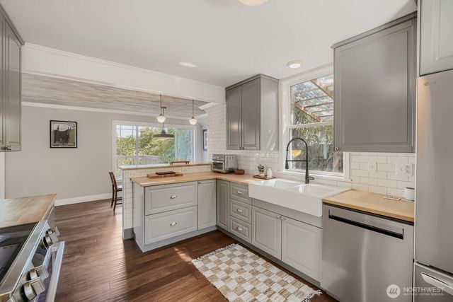 9744 49th Avenue S, Seattle, WA 98118