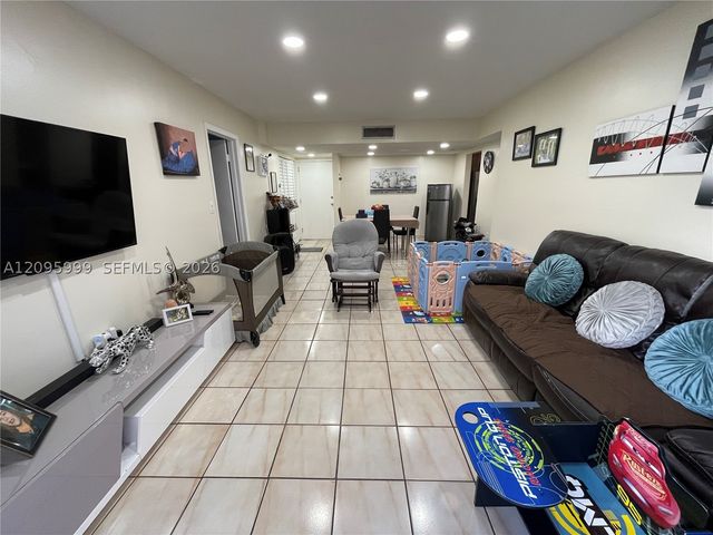 1055 W 77th St 311, Hialeah, FL 33014