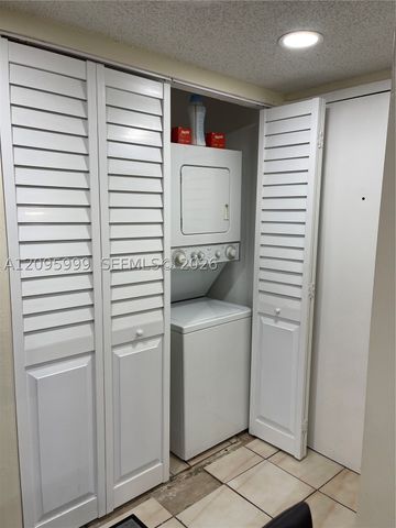 1055 W 77th St 311, Hialeah, FL 33014