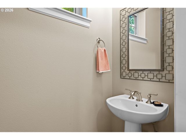 2003 Nw VILLAGE Cir, Portland, OR 97229