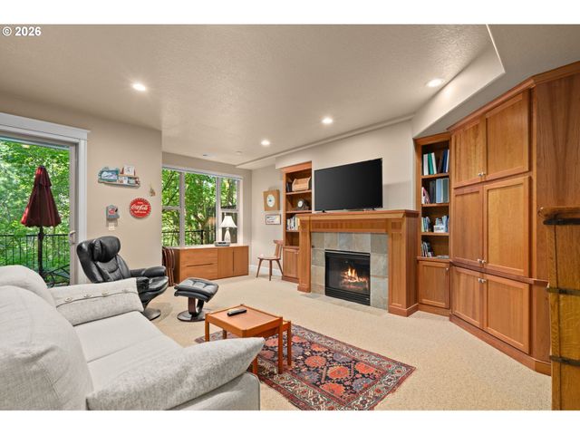 2003 Nw VILLAGE Cir, Portland, OR 97229