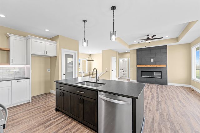 2854 Malibu Dr, Salina, KS 67401