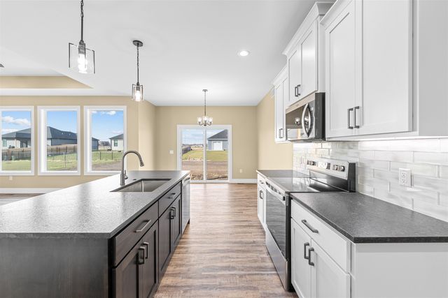 2854 Malibu Dr, Salina, KS 67401