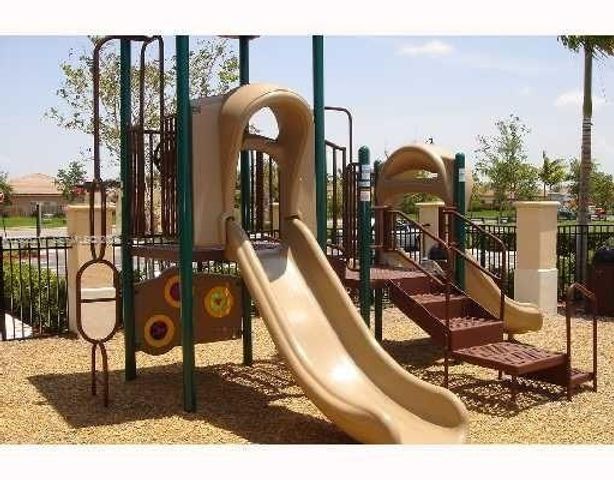 940 NE 33 Ter 101, Homestead, FL 33033