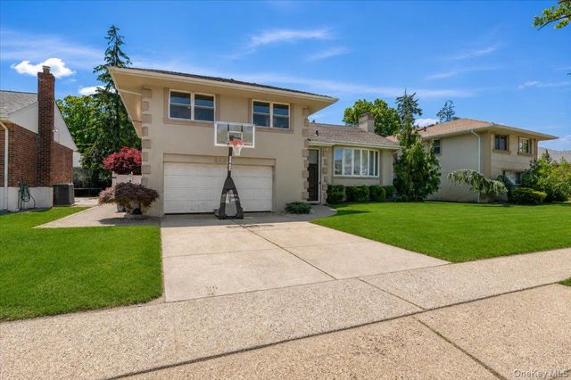 648 Diane Place, North Woodmere, NY 11581