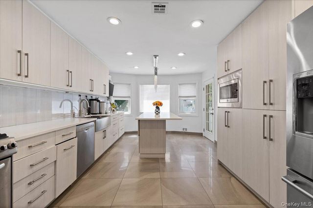 648 Diane Place, North Woodmere, NY 11581