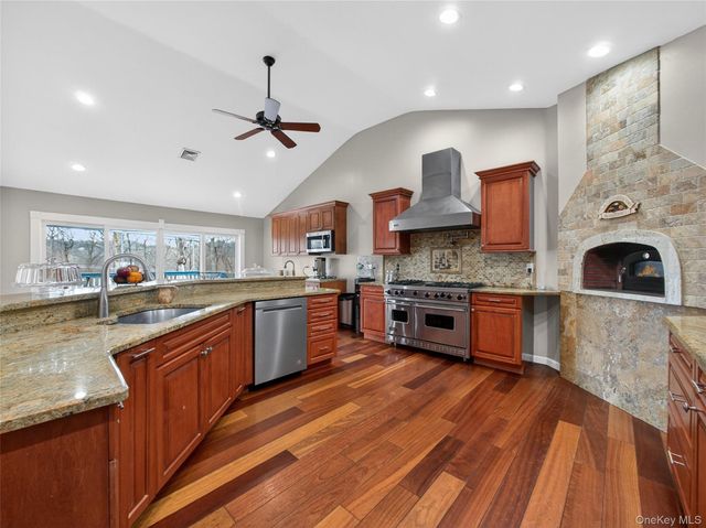 15 Victoria Drive, Airmont, NY 10901