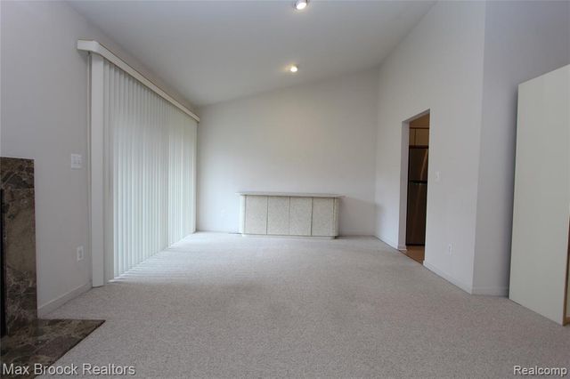 4029 Foxpointe Drive, West Bloomfield, MI 48323