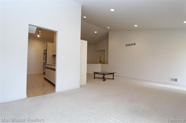 4029 Foxpointe Drive, West Bloomfield, MI 48323