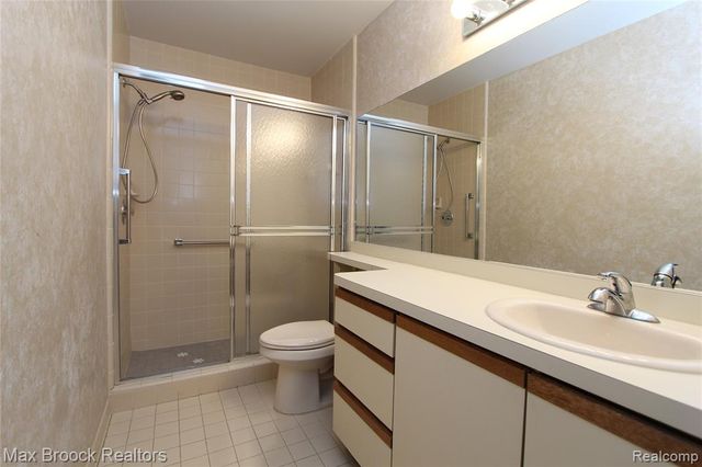 4029 Foxpointe Drive, West Bloomfield, MI 48323