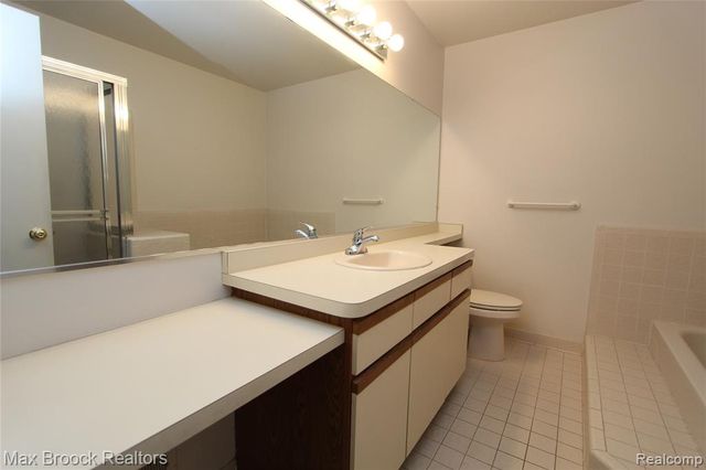 4029 Foxpointe Drive, West Bloomfield, MI 48323