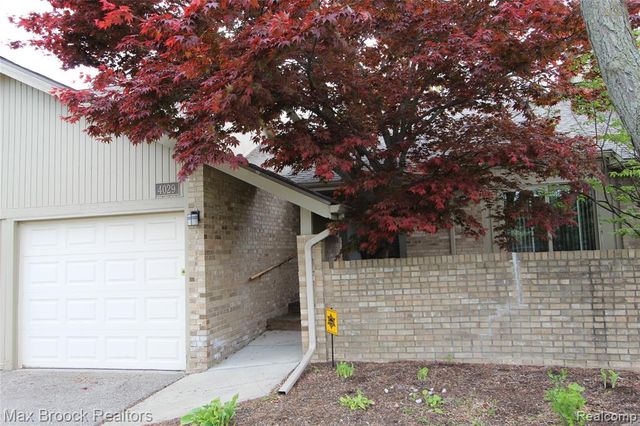 4029 Foxpointe Drive, West Bloomfield, MI 48323