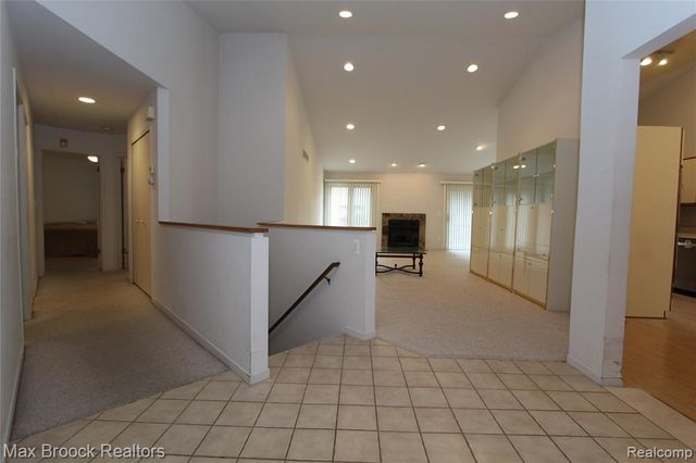 4029 Foxpointe Drive, West Bloomfield, MI 48323