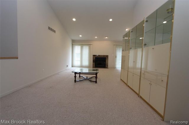 4029 Foxpointe Drive, West Bloomfield, MI 48323