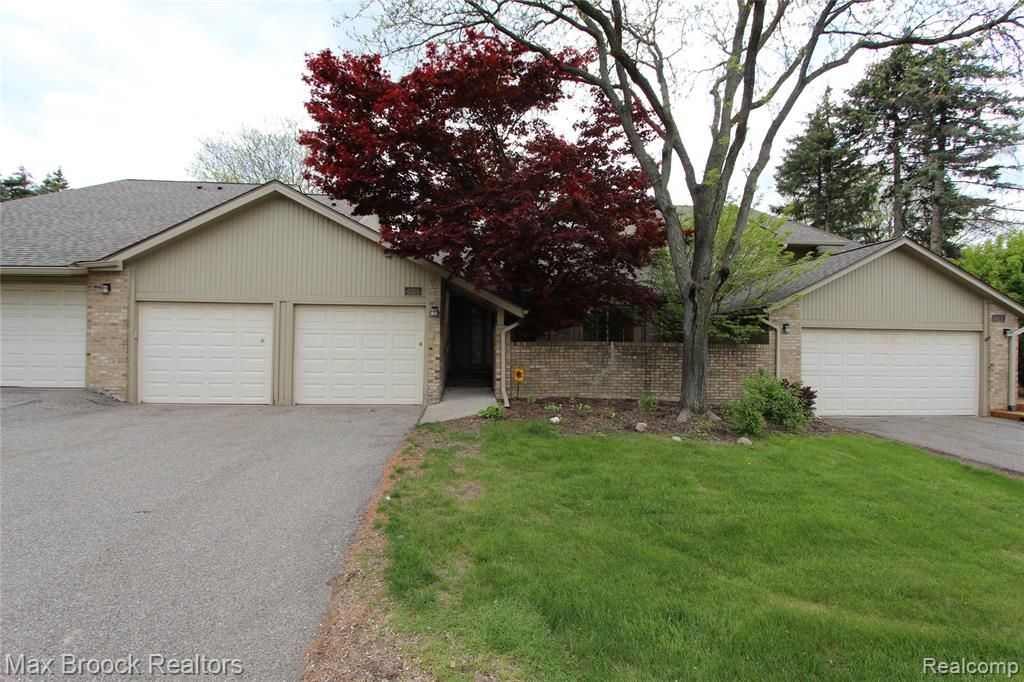 4029 Foxpointe Drive, West Bloomfield, MI 48323