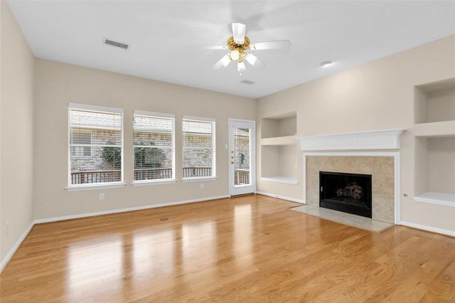 10 W Foxbriar Forest Circle, The Woodlands, TX 77382