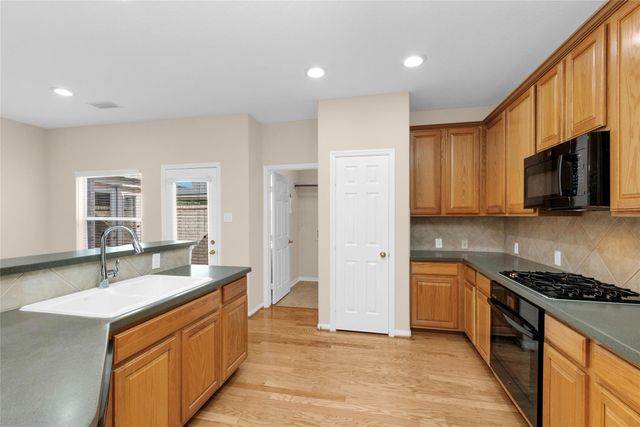 10 W Foxbriar Forest Circle, The Woodlands, TX 77382
