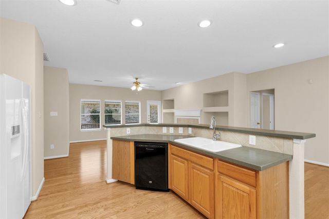 10 W Foxbriar Forest Circle, The Woodlands, TX 77382