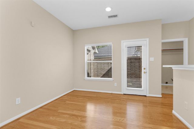 10 W Foxbriar Forest Circle, The Woodlands, TX 77382