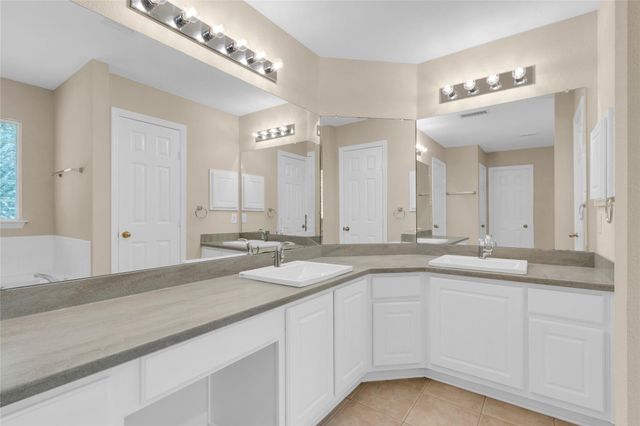 10 W Foxbriar Forest Circle, The Woodlands, TX 77382