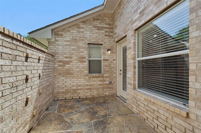 10 W Foxbriar Forest Circle, The Woodlands, TX 77382