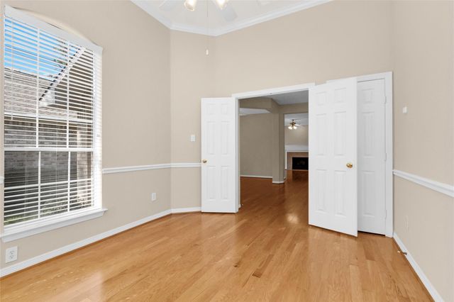 10 W Foxbriar Forest Circle, The Woodlands, TX 77382