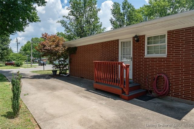 1411 Ridgeway Drive, Jeffersonville, IN 47130