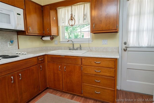 1411 Ridgeway Drive, Jeffersonville, IN 47130