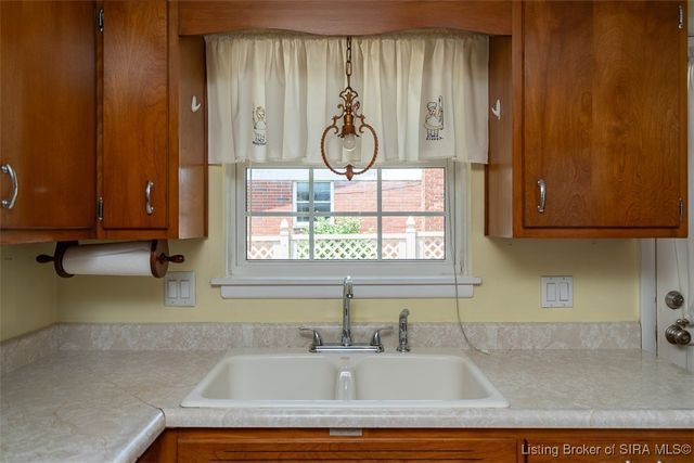 1411 Ridgeway Drive, Jeffersonville, IN 47130