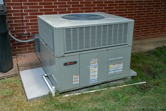 1411 Ridgeway Drive, Jeffersonville, IN 47130