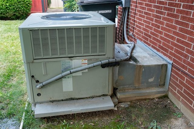 1411 Ridgeway Drive, Jeffersonville, IN 47130