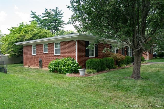 1411 Ridgeway Drive, Jeffersonville, IN 47130