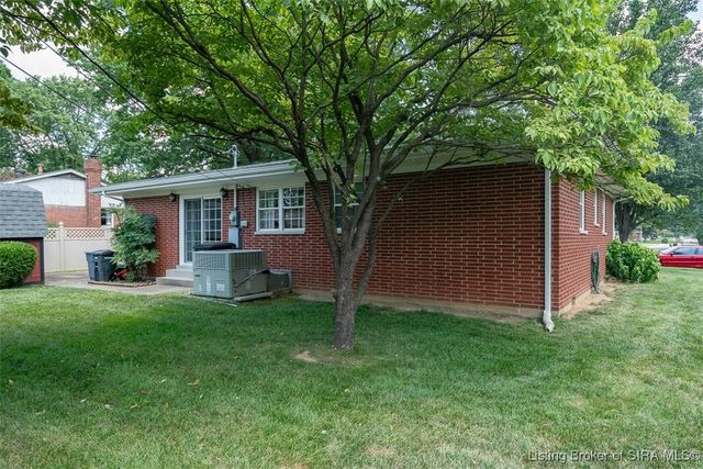 1411 Ridgeway Drive, Jeffersonville, IN 47130