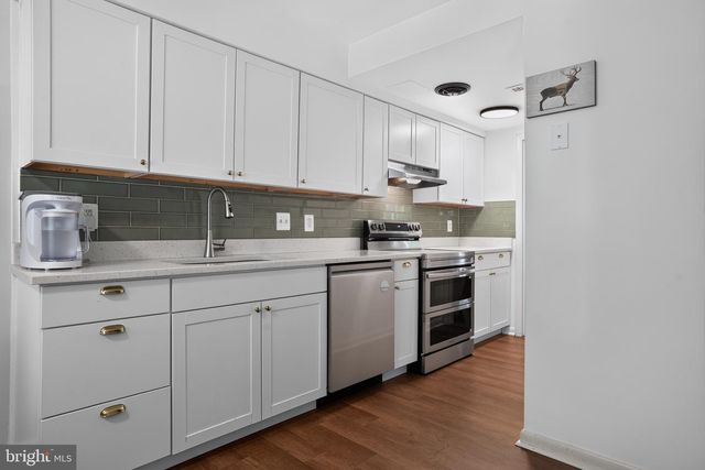 14871 EMBERDALE DR, Woodbridge, VA 22193