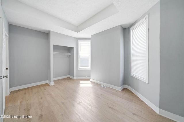 2923 W Market St, Louisville, KY 40212