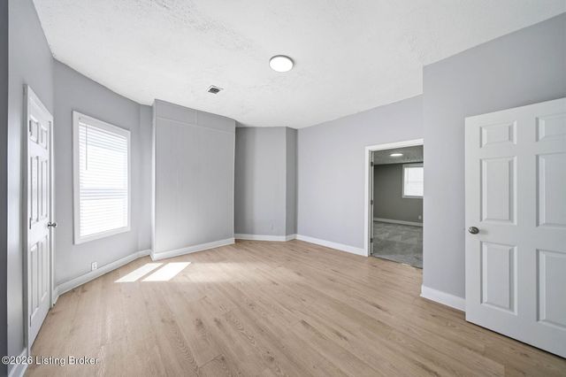 2923 W Market St, Louisville, KY 40212