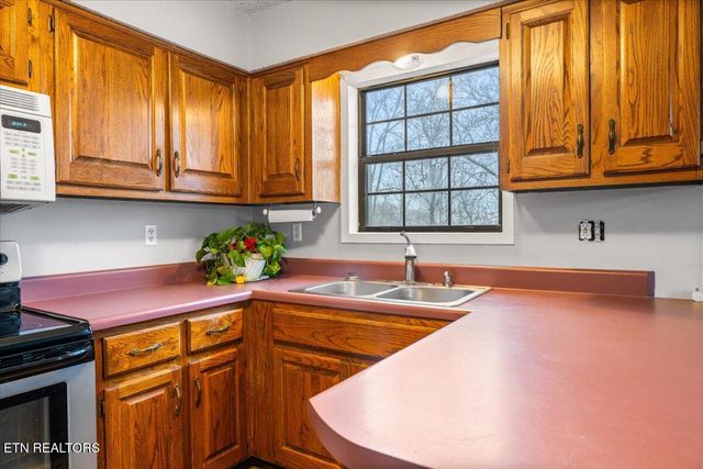 155 Mozingo Lane, Jacksboro, TN 37757