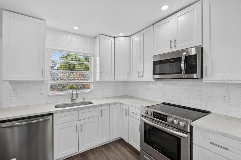 Image 20 of property listing at 4119 & 4121 12TH AVENUE W, Bradenton, FL 34205