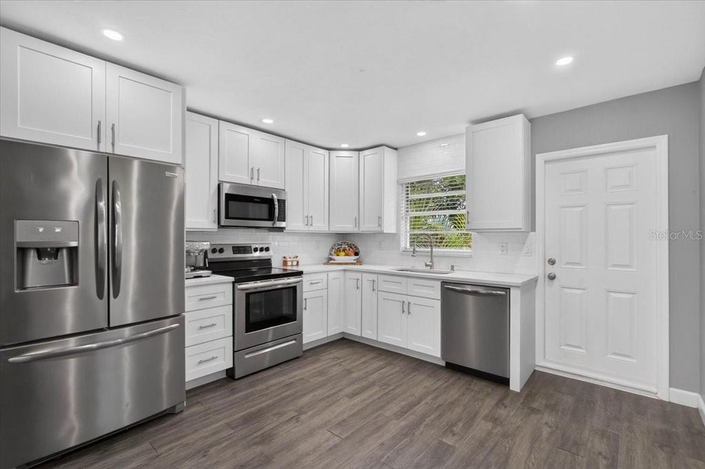 Image 6 of property listing at 4119 & 4121 12TH AVENUE W, Bradenton, FL 34205