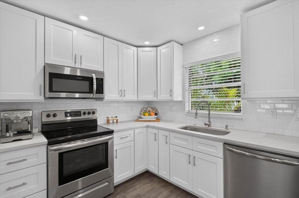 Image 7 of property listing at 4119 & 4121 12TH AVENUE W, Bradenton, FL 34205