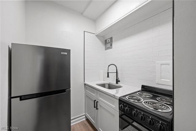 11820 Edgewater Drive 718, Lakewood, OH 44107
