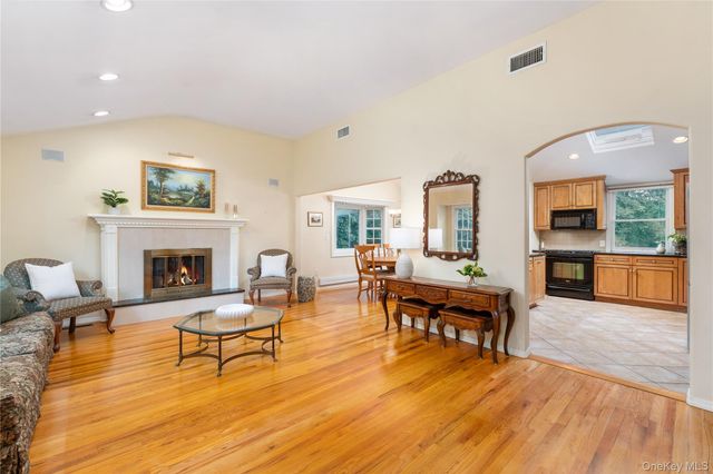 12 William Penn Drive, Stony Brook, NY 11790